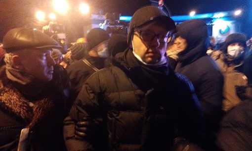 Arseniy Yatsenyuk current acting PM of Ukraine joins right wingers during their attack on police e1396565412324