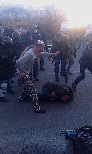 Maidan protesters brutally beating up a man they accused of supporting the government