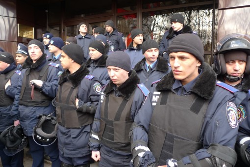 Police protecting court house where left wing anti government activist is being tried e1396564882929