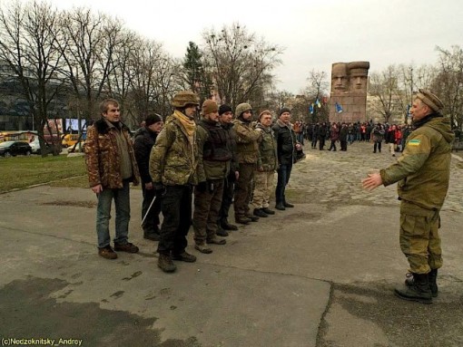 Righ wing group Self defence of Maidan behind a mob ravishing October Revolution monument e1396577198620