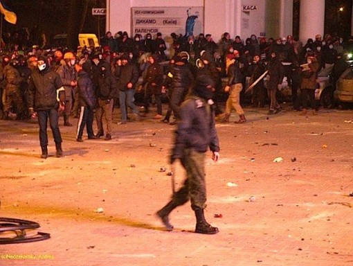 Right Sector and right wing football fans are attacking police in Kiev on 19 January 2014 e1396577166150