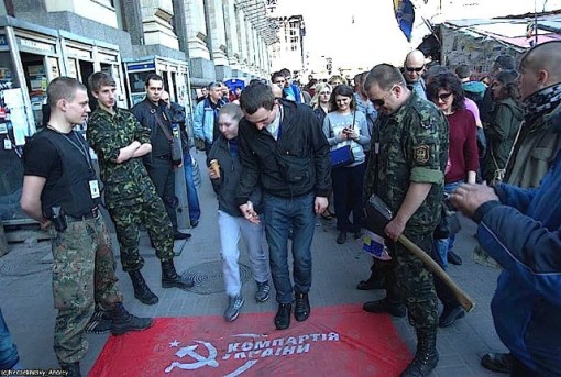 Right wingers are encouraging passers by to clen their shoes with a banner of the Communist Party of Ukraine e1396577112475