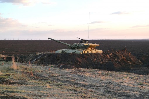 Ukrainean tank on Russian border north of Kharkiv e1396564974624