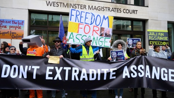 Demonstranten vor dem westminster magistrates court in london fordern assanges freilassung die hauptanhoerung findet am 28 februar 2020 statt